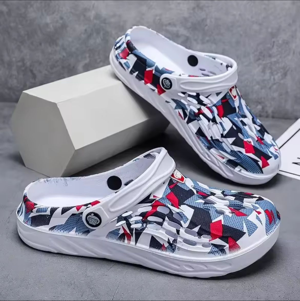 2025 New Fashion Sandals Men Clog Sandals Comfortable Breathable Beach Sandals Men Women Clogs Slippers Soft Bottom Men Shoes