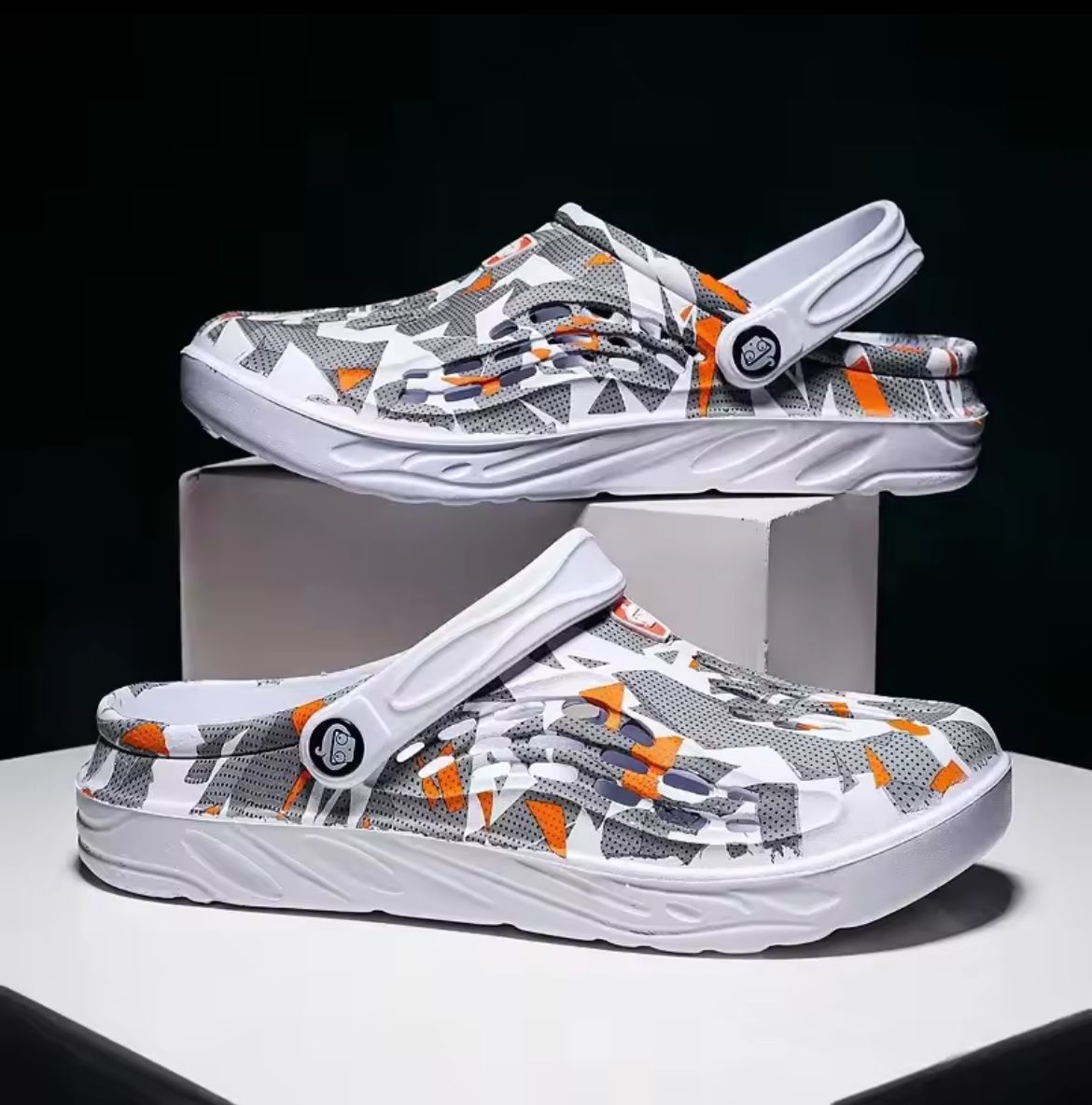 2025 New Fashion Sandals Men Clog Sandals Comfortable Breathable Beach Sandals Men Women Clogs Slippers Soft Bottom Men Shoes